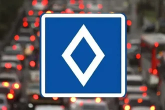 Baklava Dilimi Trafik Levhası! Türkiye’de de Kullanılması Beklenen Yeni Uygulama Ne Anlama Geliyor?